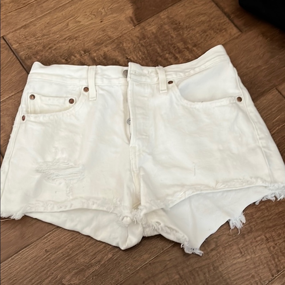 White Levi’s cut off shorts